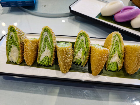 牛油果芝麻饼