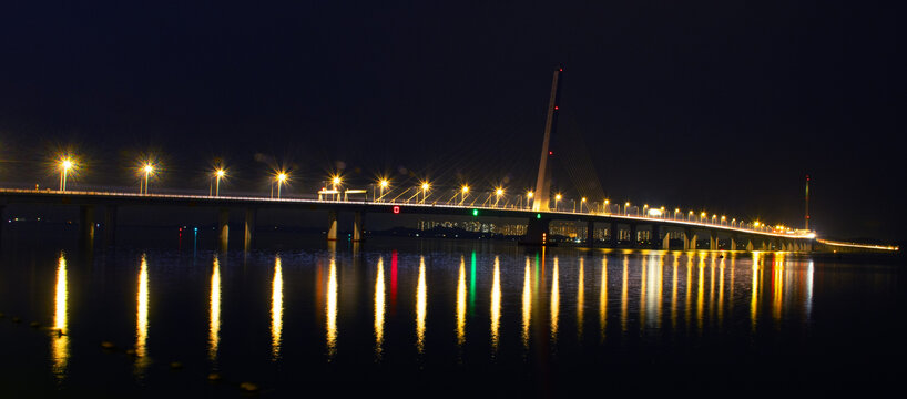 夜景下的深圳湾大桥