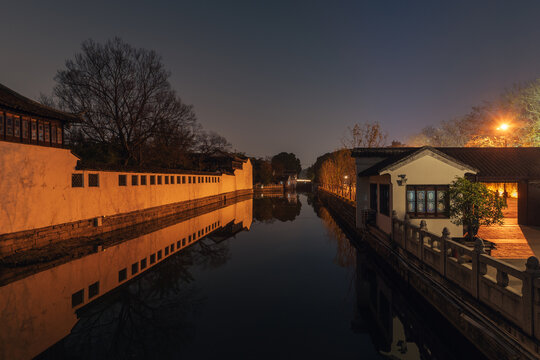 苏州园林耦园建筑外部夜景