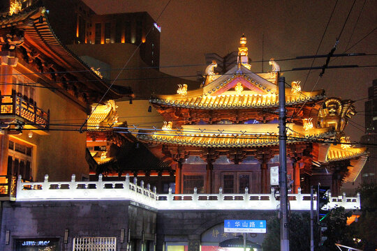 静安寺夜景金色建筑