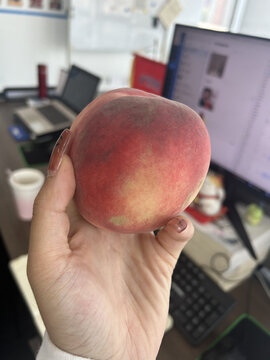 手拿桃子