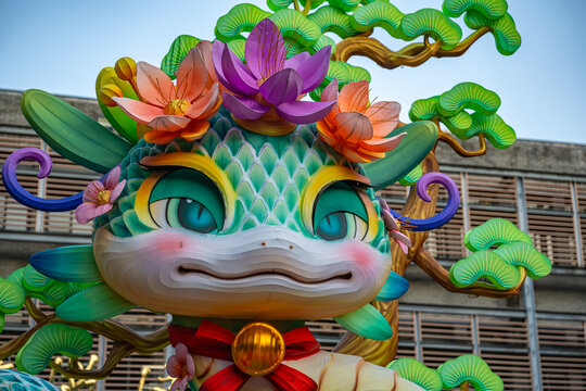 广州越秀山新年迎春灯会蛇形花灯