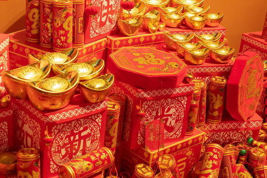 中国新年春节红色装饰喜庆元素金元宝红包