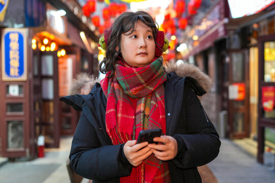 年轻女人行走在城市冬天的街道里