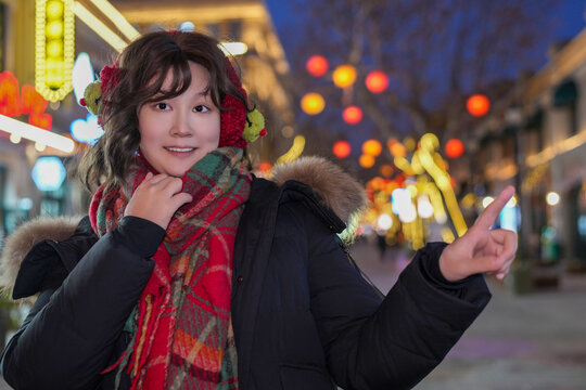 漫步在灯笼和节日气氛下的快乐女人