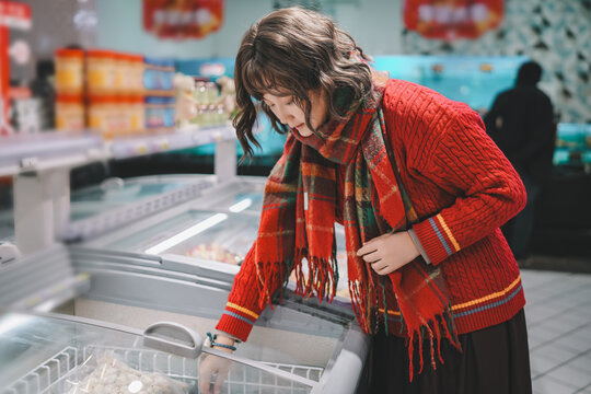 在超市环境中购买冷冻食品的女性