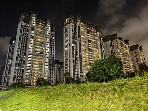 夜晚的高层住宅楼盘夜景