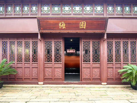 中式传统镂空木雕花格门窗