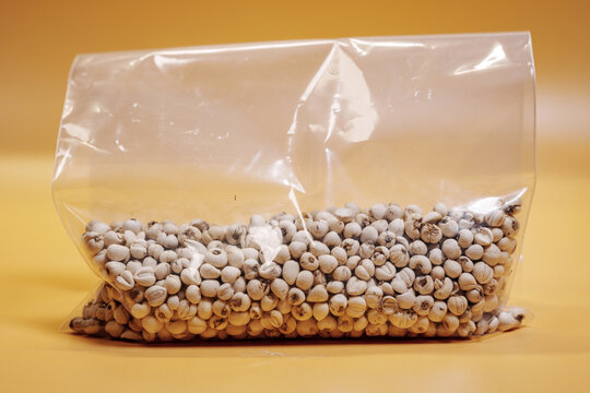 透明塑料袋中装满的川贝母药材