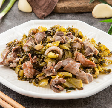 酸菜炒鸡杂