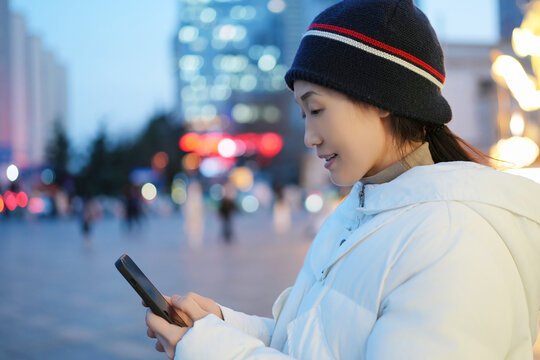 年轻女人使用智能手机技术通信