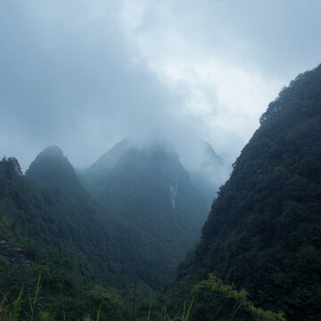云雾绕山峦