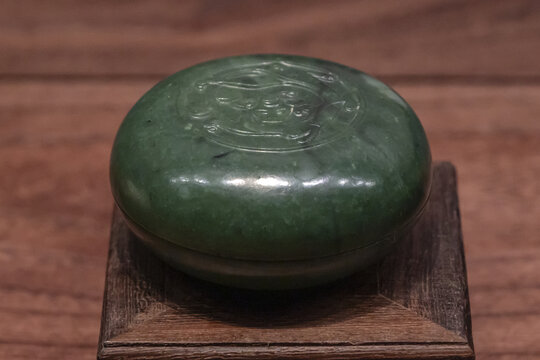 碧玉螭龙纹印盒