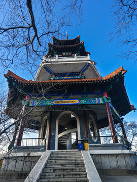 龙沙公园天远阁凉亭