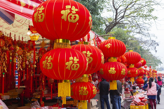 迎春逛花市挥春市场红灯笼