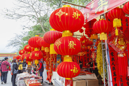 迎春逛花市挥春市场红灯笼