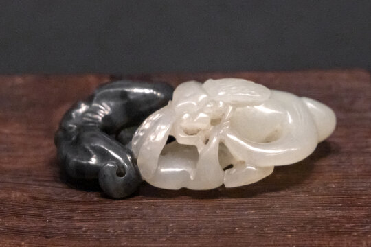 俏色蜻蜓菱角玉摆件
