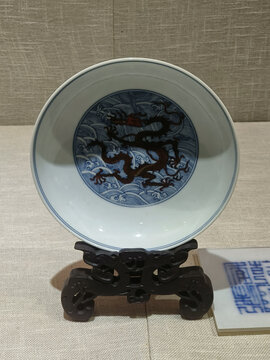 清乾隆款景德镇窑青花红彩龙纹盘