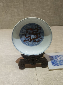 清乾隆款景德镇窑青花红彩龙纹盘