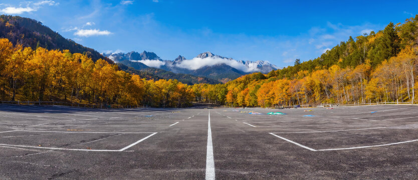 秋日山景停车场