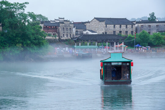 江南水乡雨中船