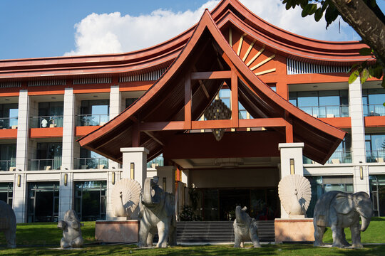 西双版纳傣园酒店恢弘大气的入口