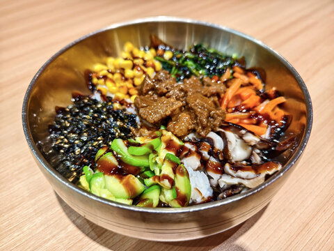 大粒牛肉石锅拌饭
