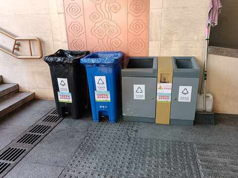 垃圾桶