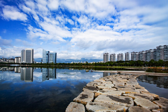 湿地湖泊石头路