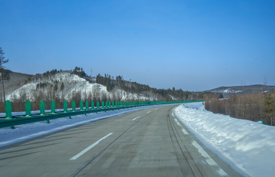 大兴安岭高速公路冬季风景