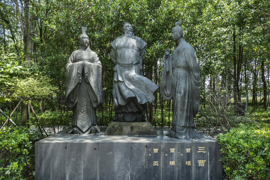 三曹雕像
