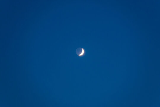 夏季纯净夜空中一轮弯月