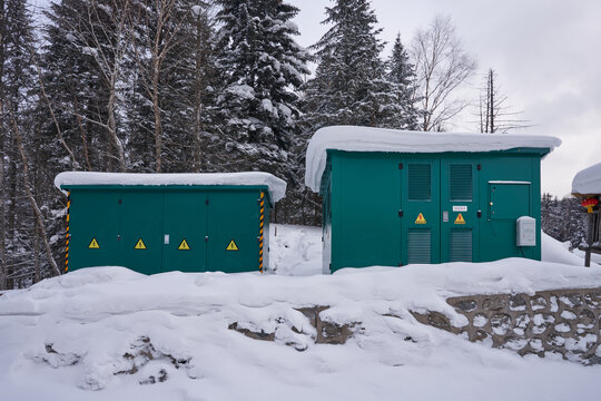 j积雪覆盖下的乡村变压器室