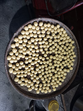 一簸箕红薯丸子