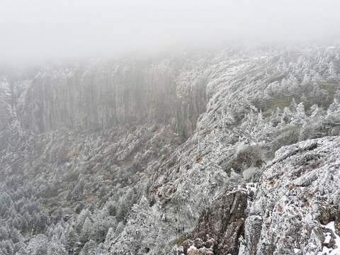 昆明轿子雪山雪崖