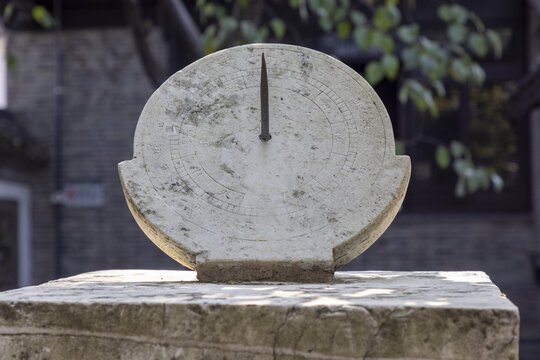 中式园林古代计时仪器日晷