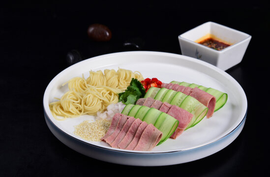 酸辣凉面配牛舌