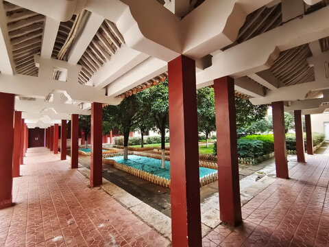 云南大学红色柱廊道