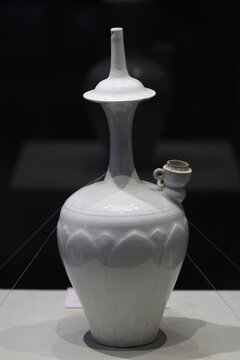 白釉刻莲纹净瓶