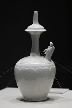 白釉刻莲纹龙首净瓶
