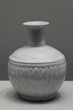 白釉刻花长颈瓶