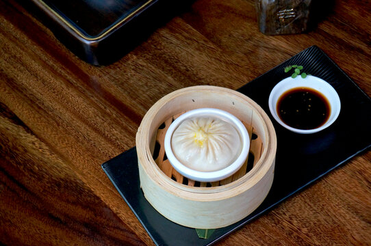 生拆蟹粉小笼包