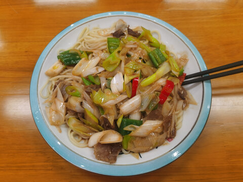 葱爆牛肉盖浇面