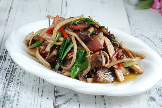 茶树菇炒腊肉