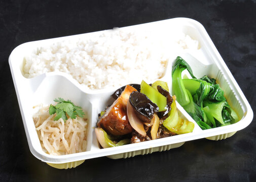 红烧肉盒饭