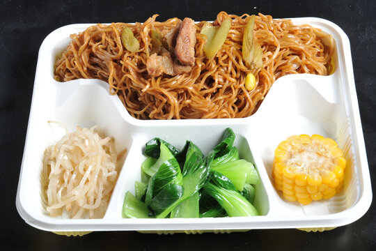 卤面盒饭