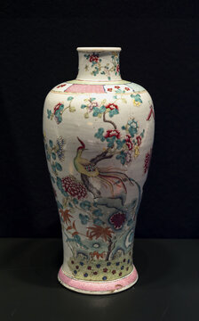 粉彩花鸟纹瓷梅瓶