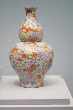 清乾隆粉彩百花图葫芦瓶