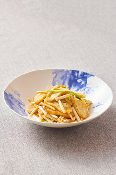 花生芽炒鱼饼