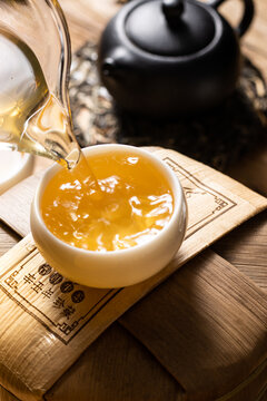 云南普洱茶生茶汤色